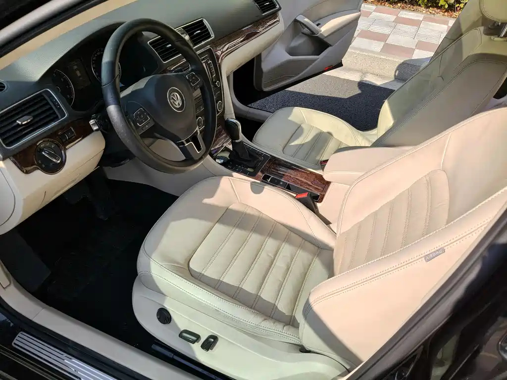 VOLKSWAGEN PASSAT 2013