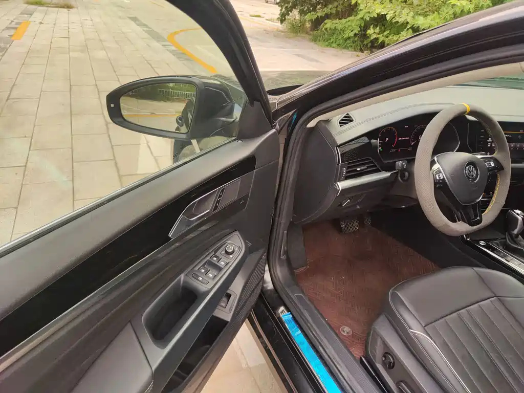 VOLKSWAGEN PASSAT 2023