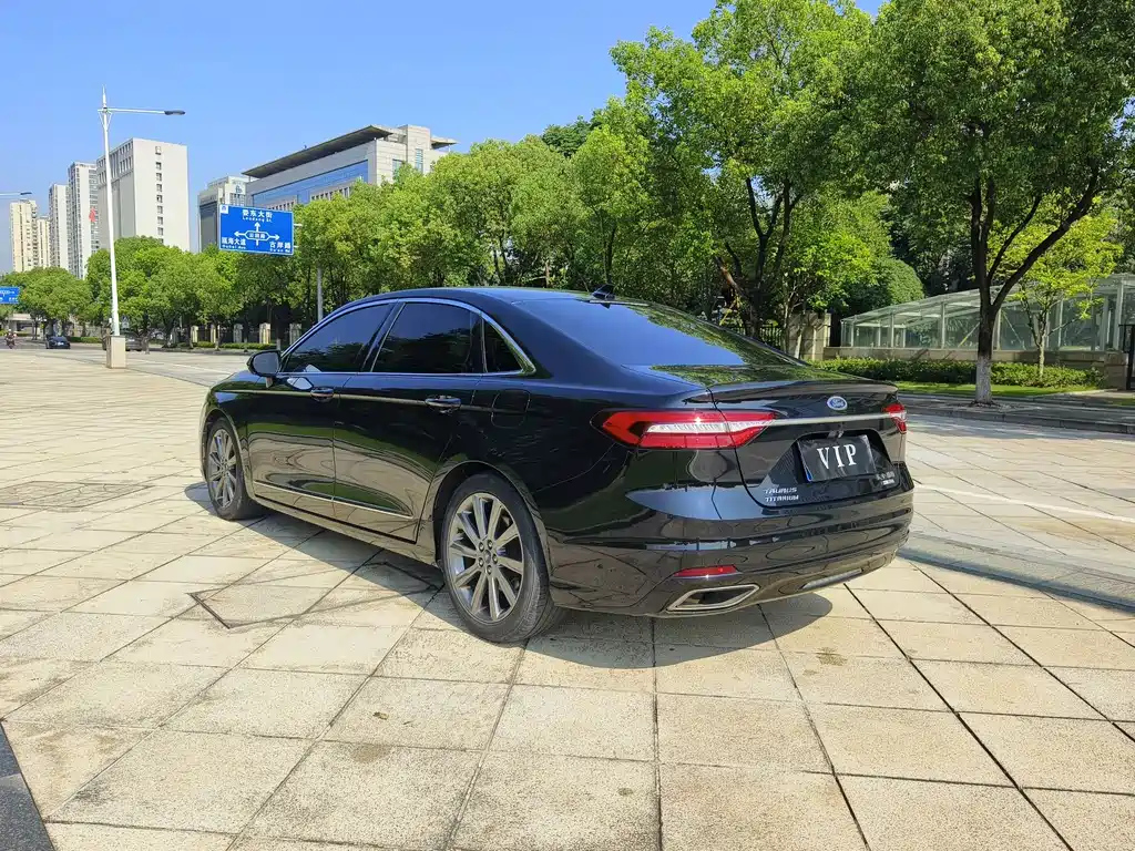 FORD TAURUS 2019
