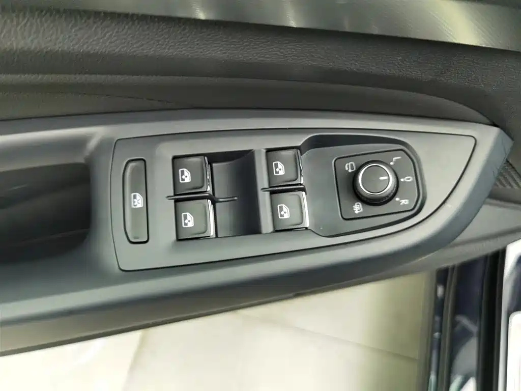 VOLKSWAGEN PASSAT 2024