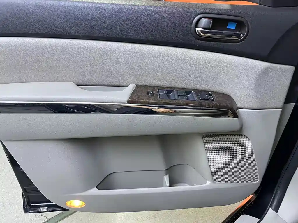 MAZDA 8 2011
