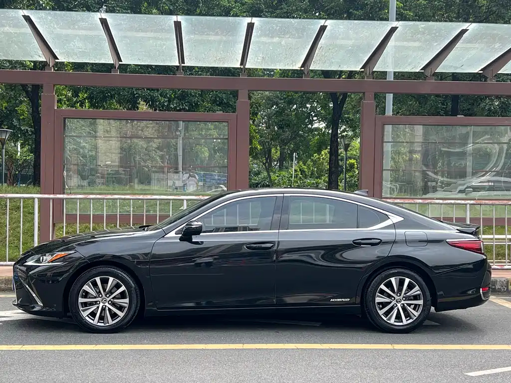 LEXUS ES 2019
