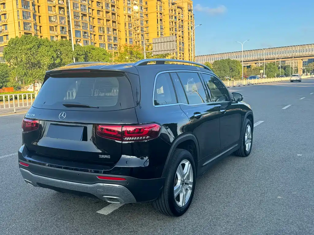 MERCEDES BENZ GLB 2023