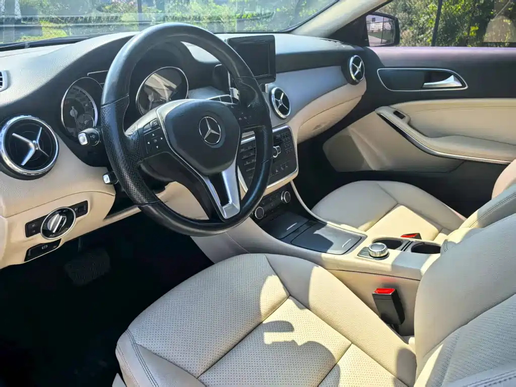 MERCEDES BENZ GLA 2015