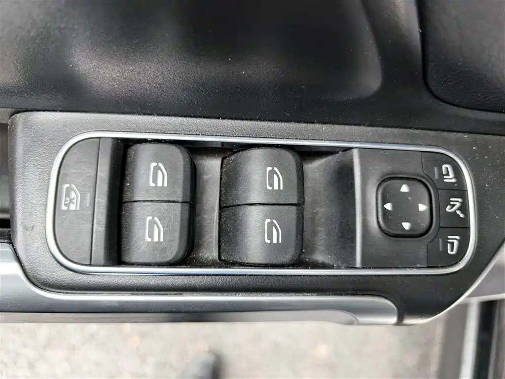 MERCEDES BENZ GLB 2023