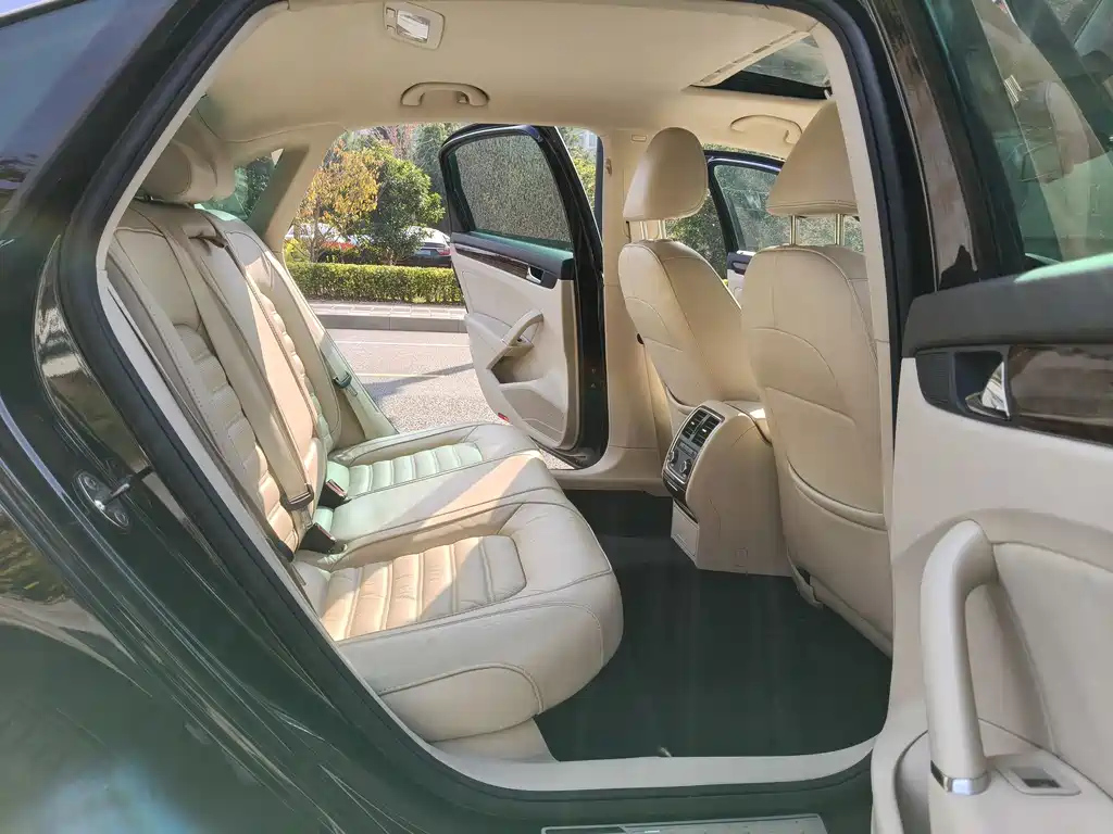 VOLKSWAGEN PASSAT 2013