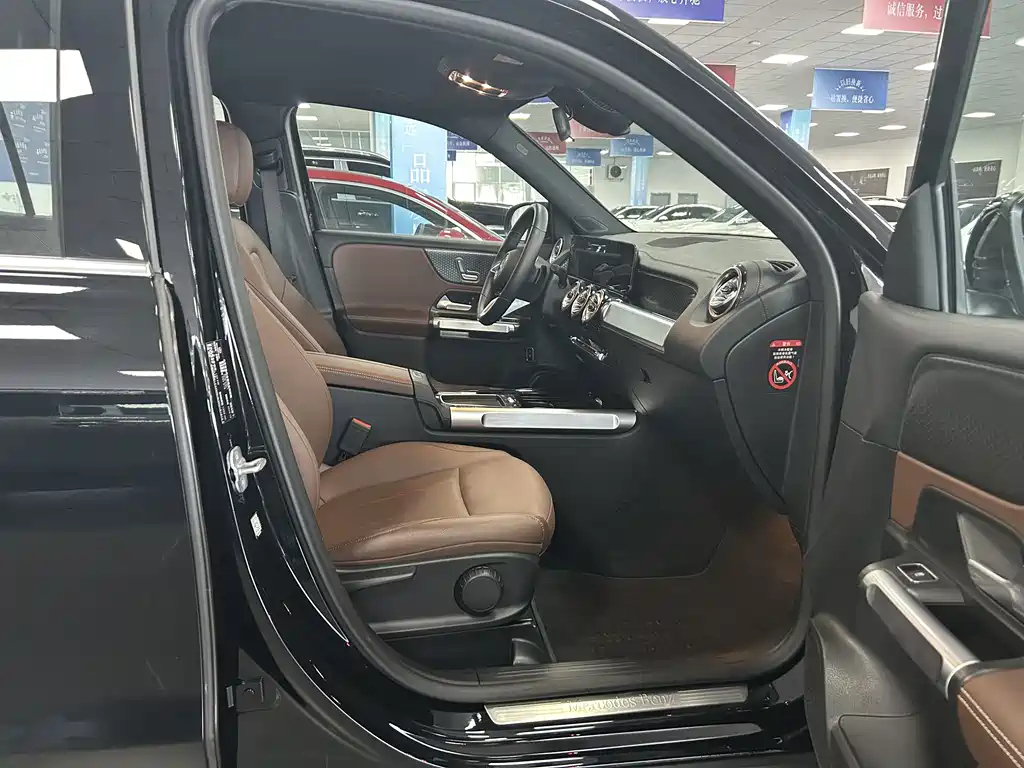 MERCEDES BENZ GLB 2024