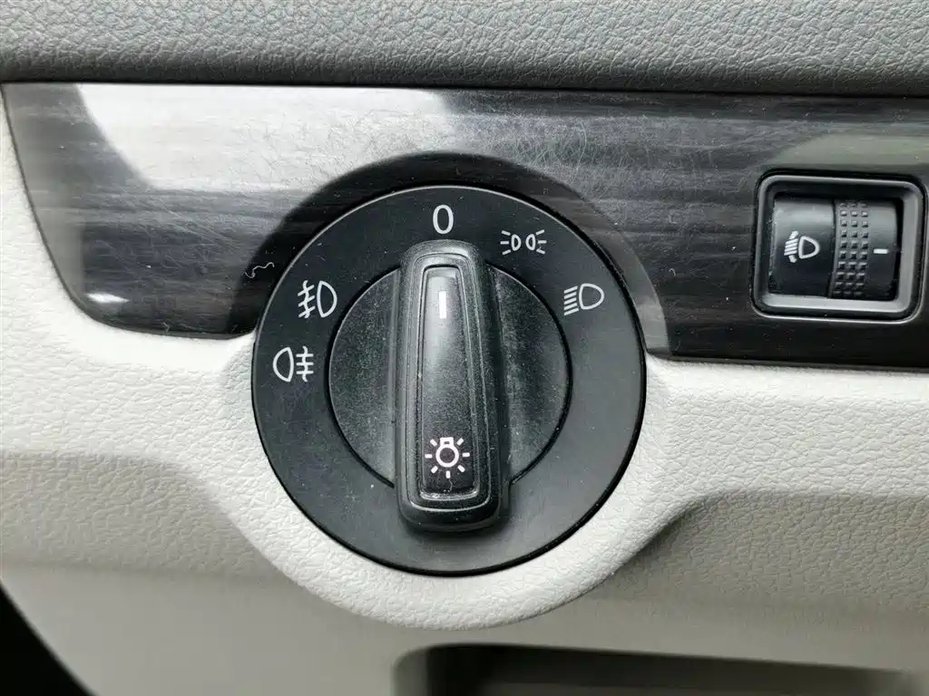 VOLKSWAGEN LAVIDA 2014