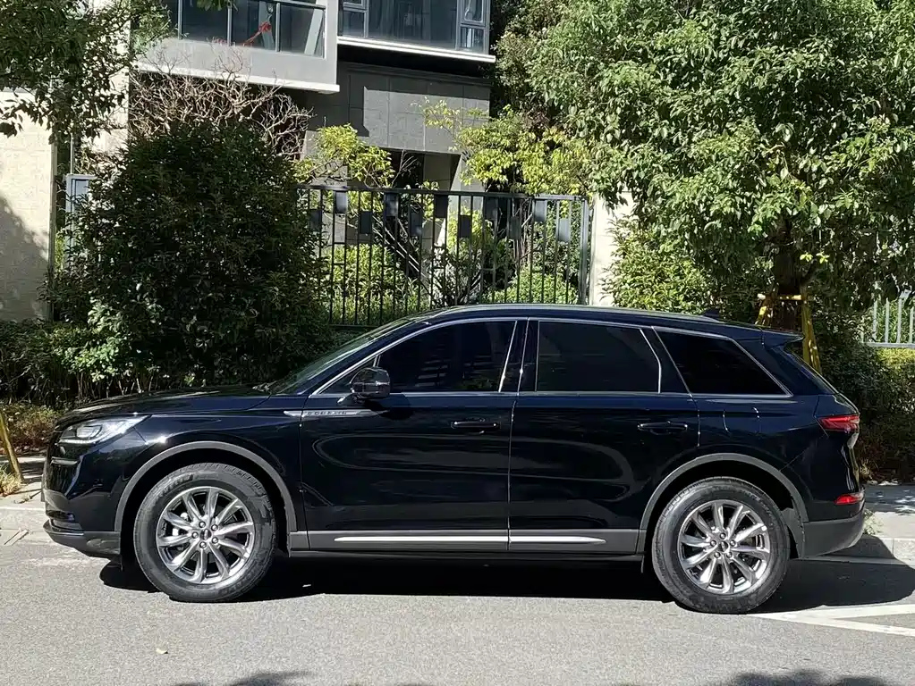 LINCOLN ADVENTURER 2021