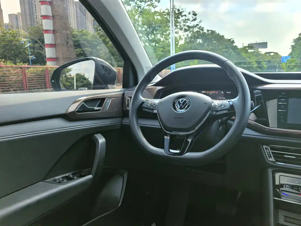 VOLKSWAGEN THARU 2022