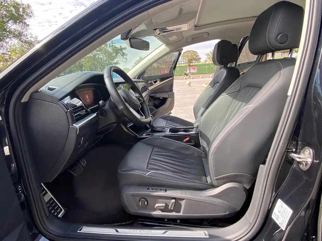 VOLKSWAGEN PASSAT 2023