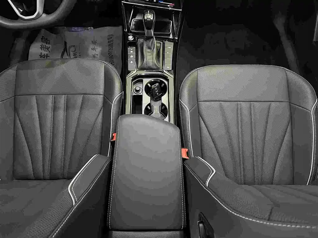 VOLKSWAGEN PASSAT 2024