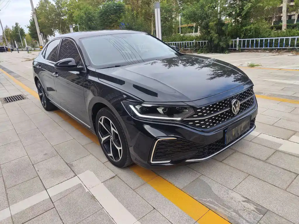VOLKSWAGEN PASSAT 2023