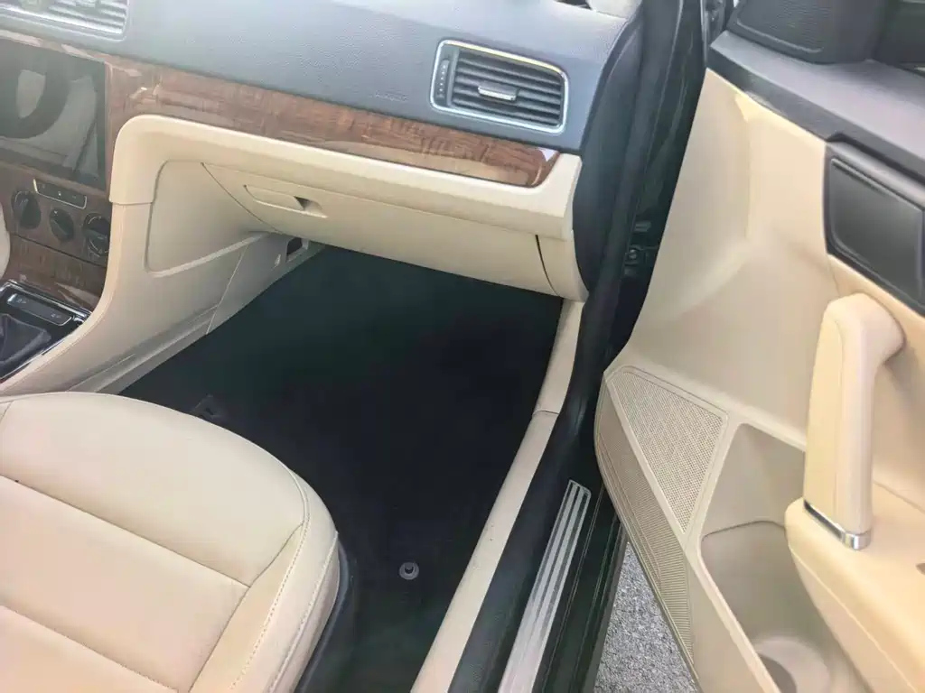 VOLKSWAGEN LAVIDA 2014