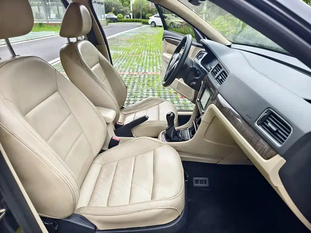 VOLKSWAGEN LAVIDA 2014