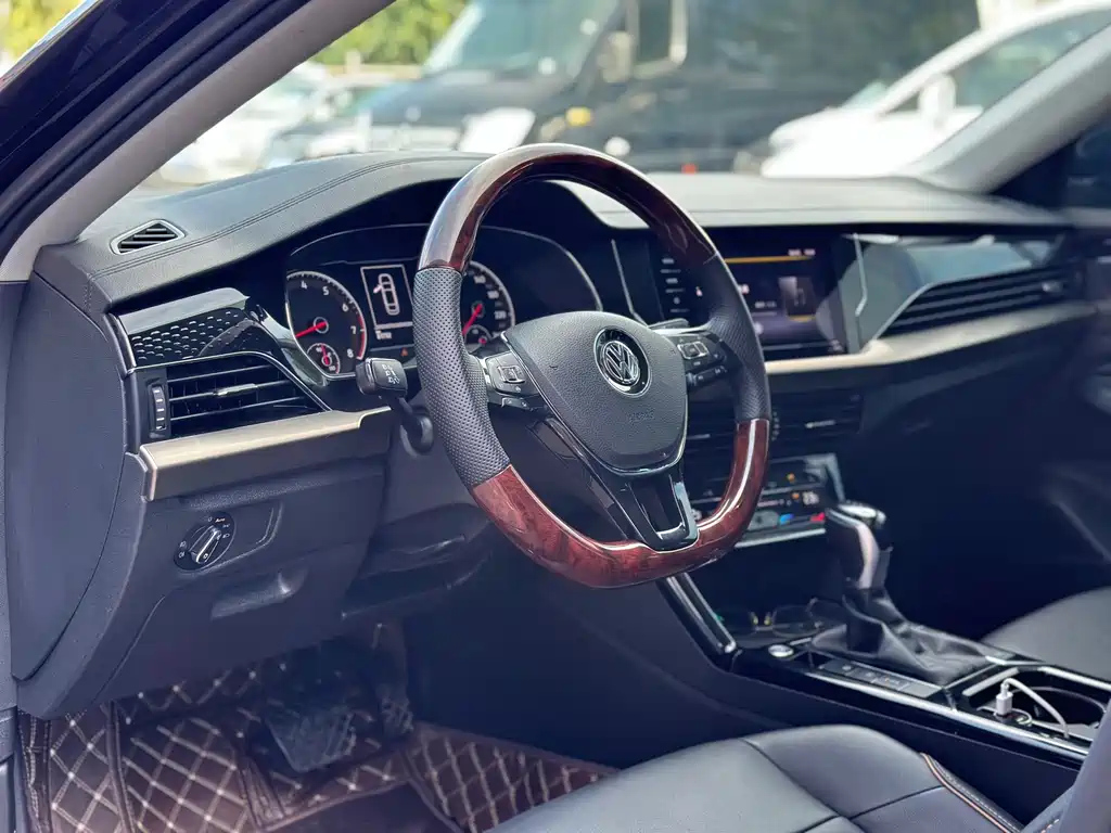 VOLKSWAGEN PASSAT 2020
