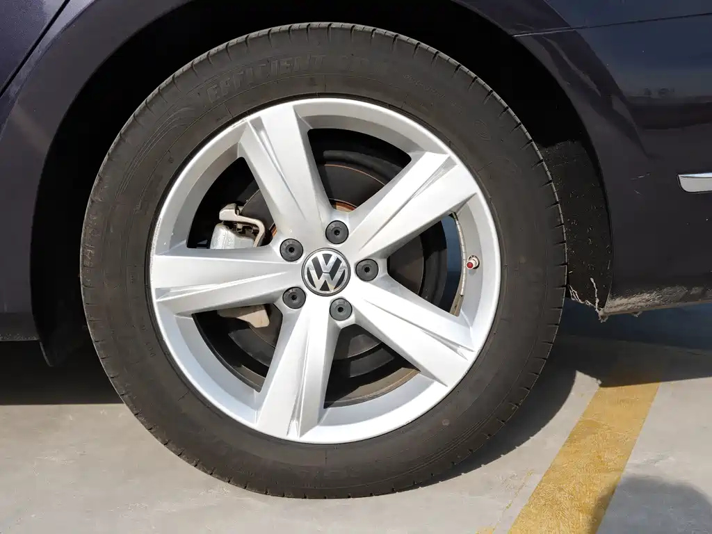 VOLKSWAGEN PASSAT 2015