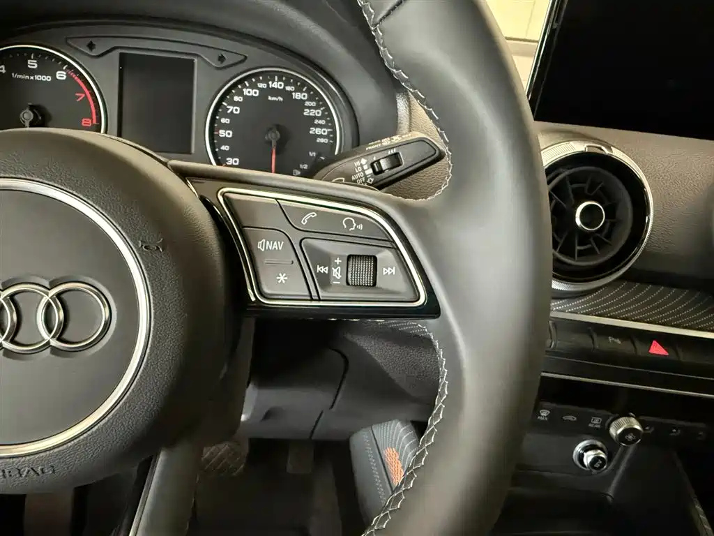 AUDI Q2L 2025