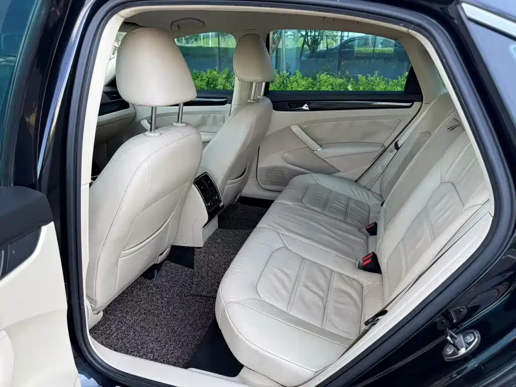 VOLKSWAGEN PASSAT 2012