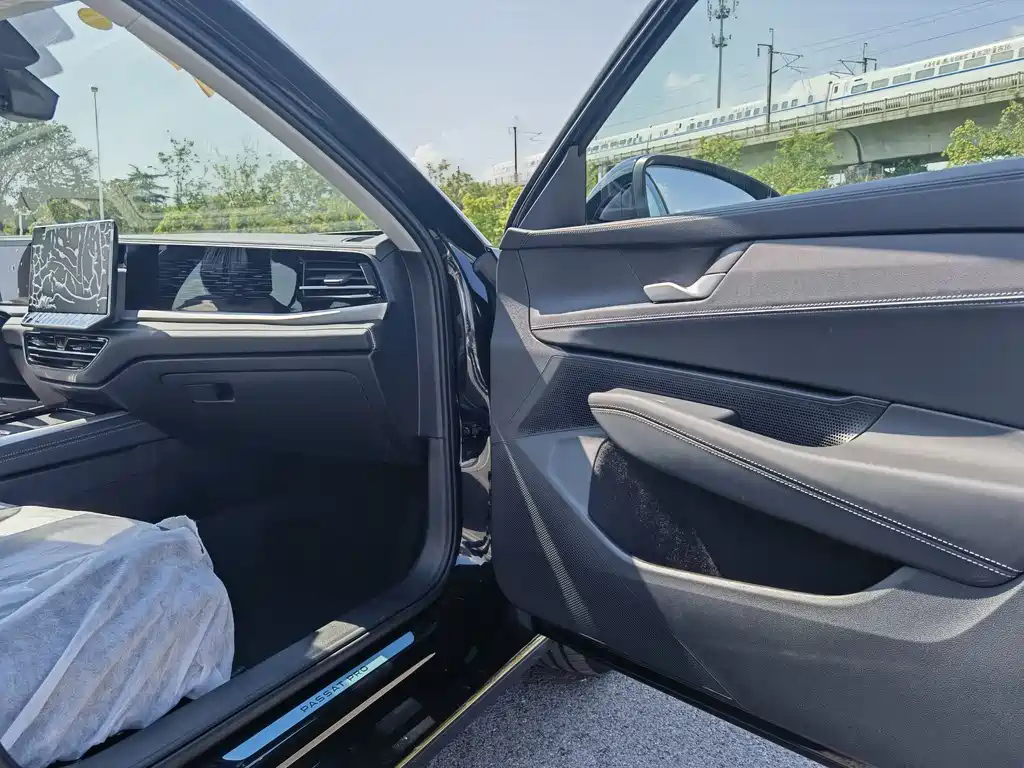 VOLKSWAGEN PASSAT 2025