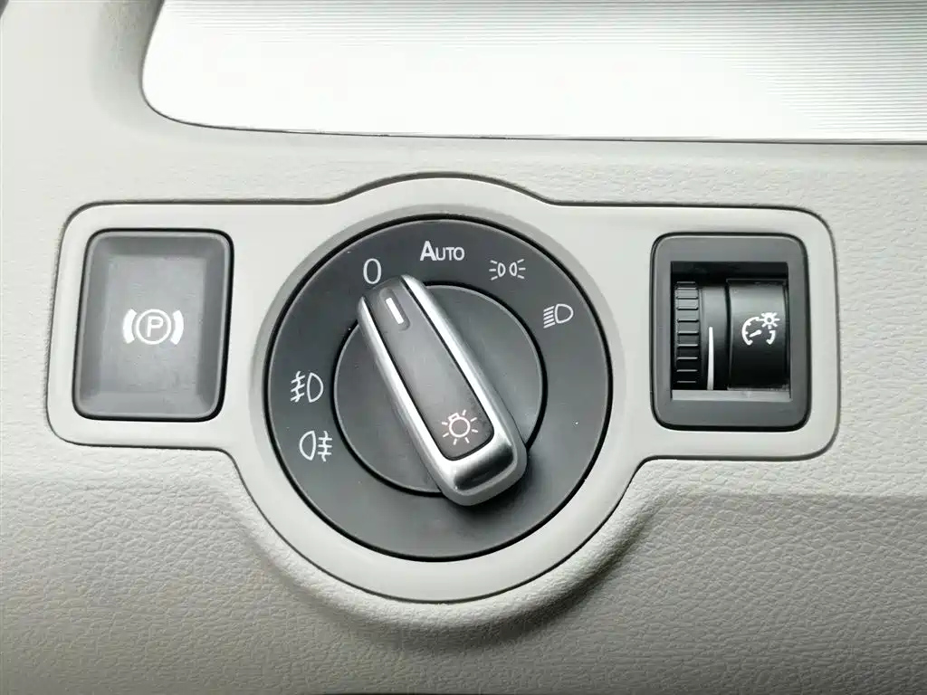 VOLKSWAGEN MAGOTAN 2011
