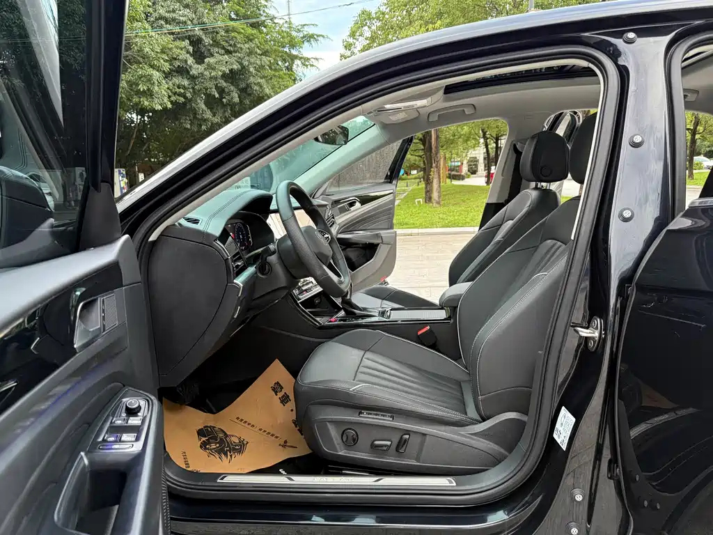 VOLKSWAGEN PASSAT 2024