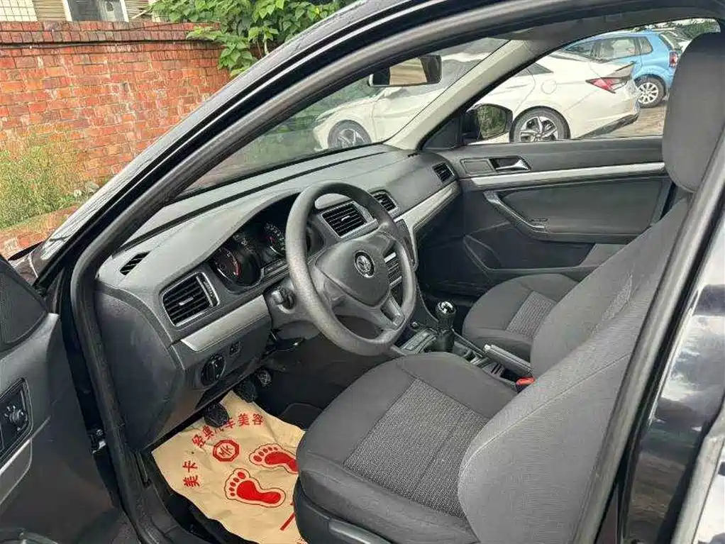 VOLKSWAGEN LAVIDA 2015