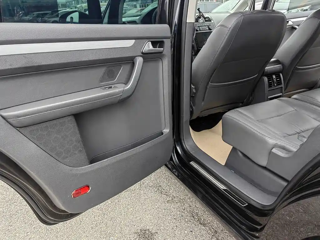 VOLKSWAGEN TOURAN 2013