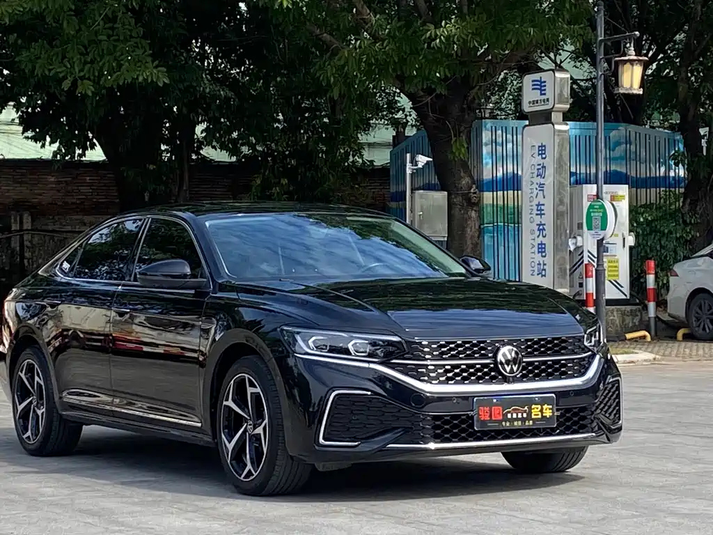 VOLKSWAGEN PASSAT 2023