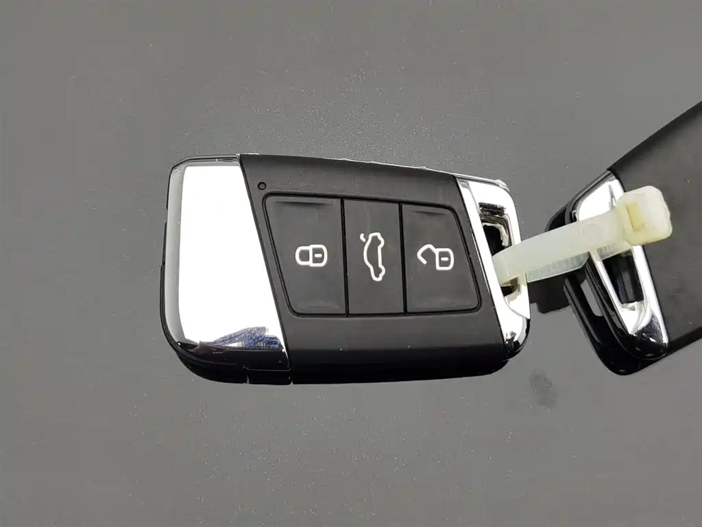 VOLKSWAGEN PASSAT 2024