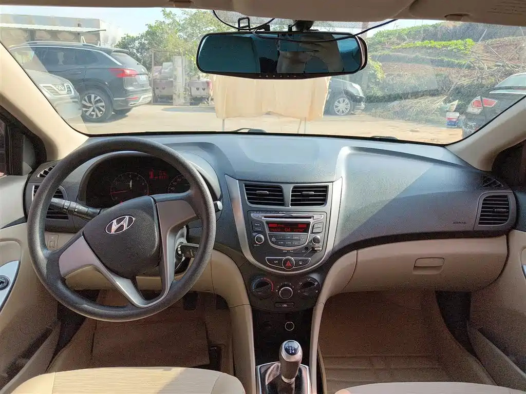 HYUNDAI SOLARIS 2016