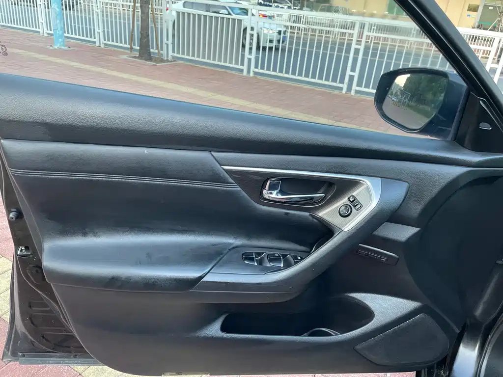 NISSAN TEANA 2015