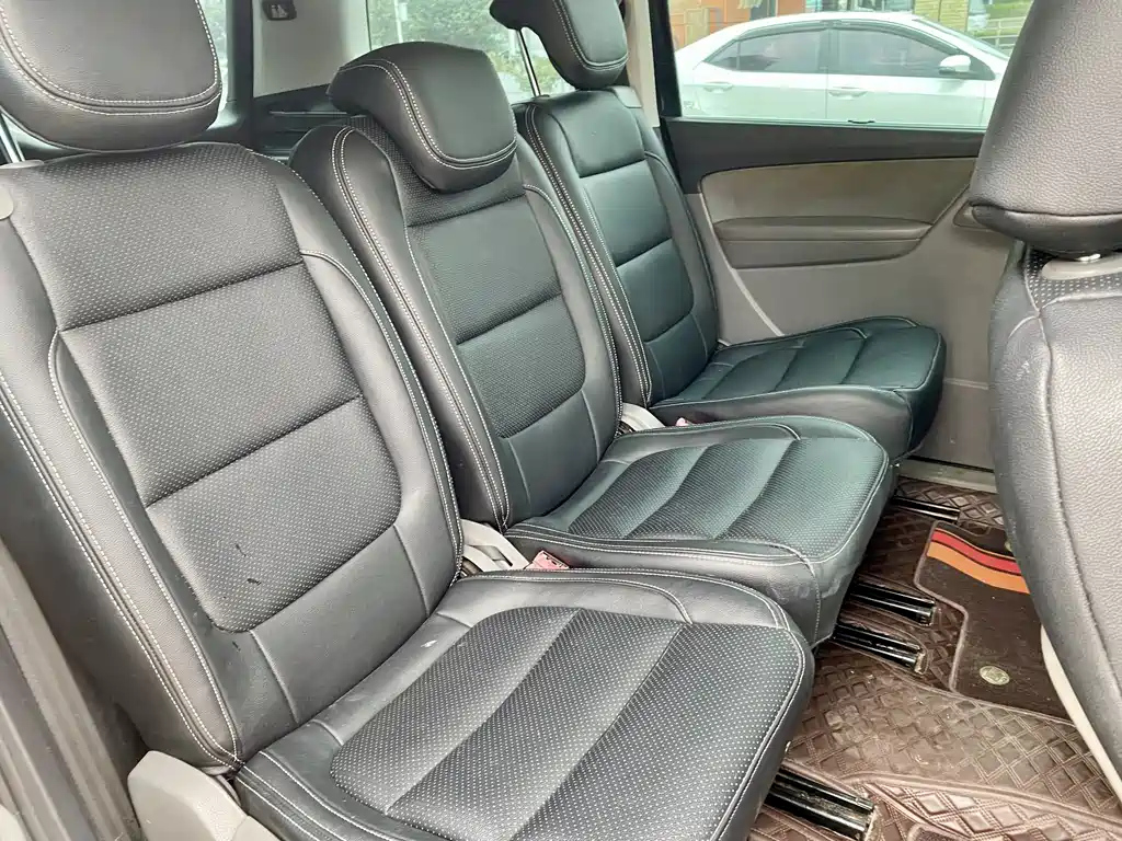 VOLKSWAGEN SHARAN 2012