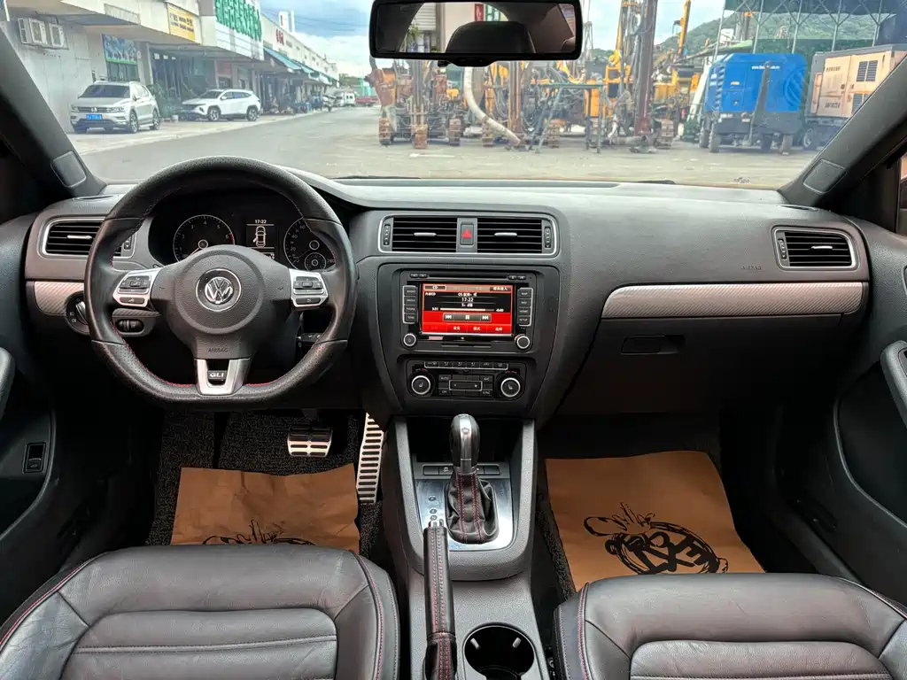 VOLKSWAGEN SAGITAR 2014