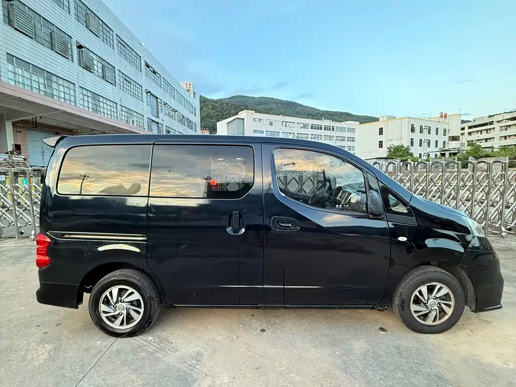 NISSAN NV200 2018