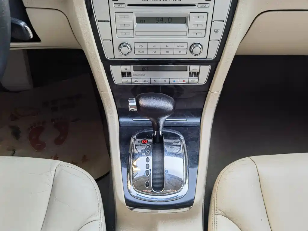 VOLKSWAGEN PASSAT LINGYU 2010