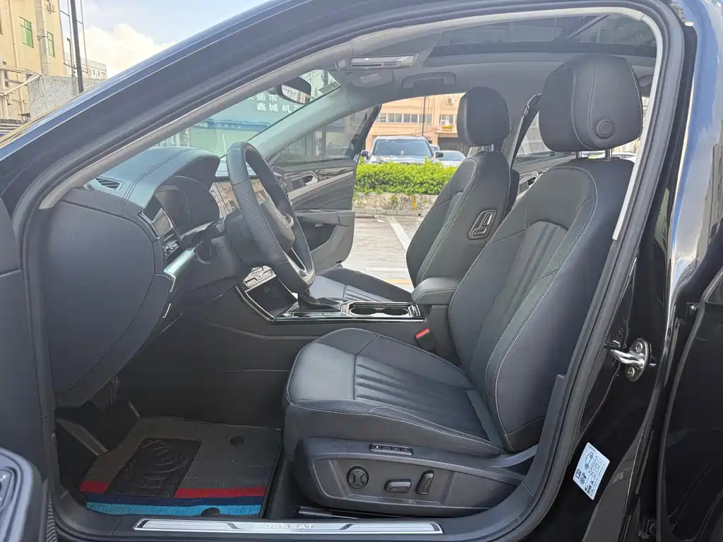 VOLKSWAGEN PASSAT 2024