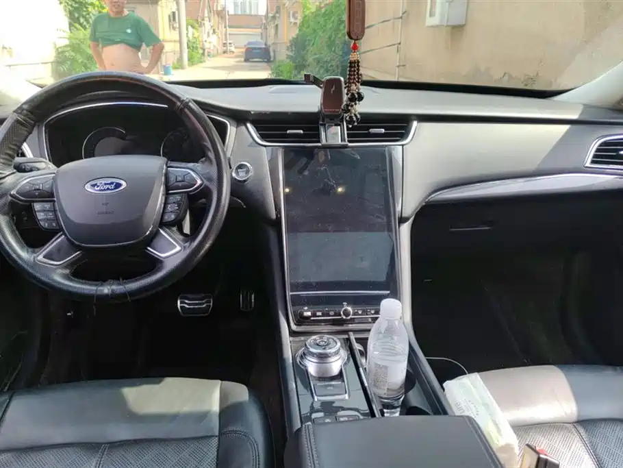 FORD TAURUS 2020
