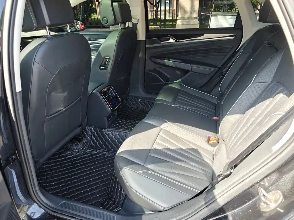 VOLKSWAGEN PASSAT 2024