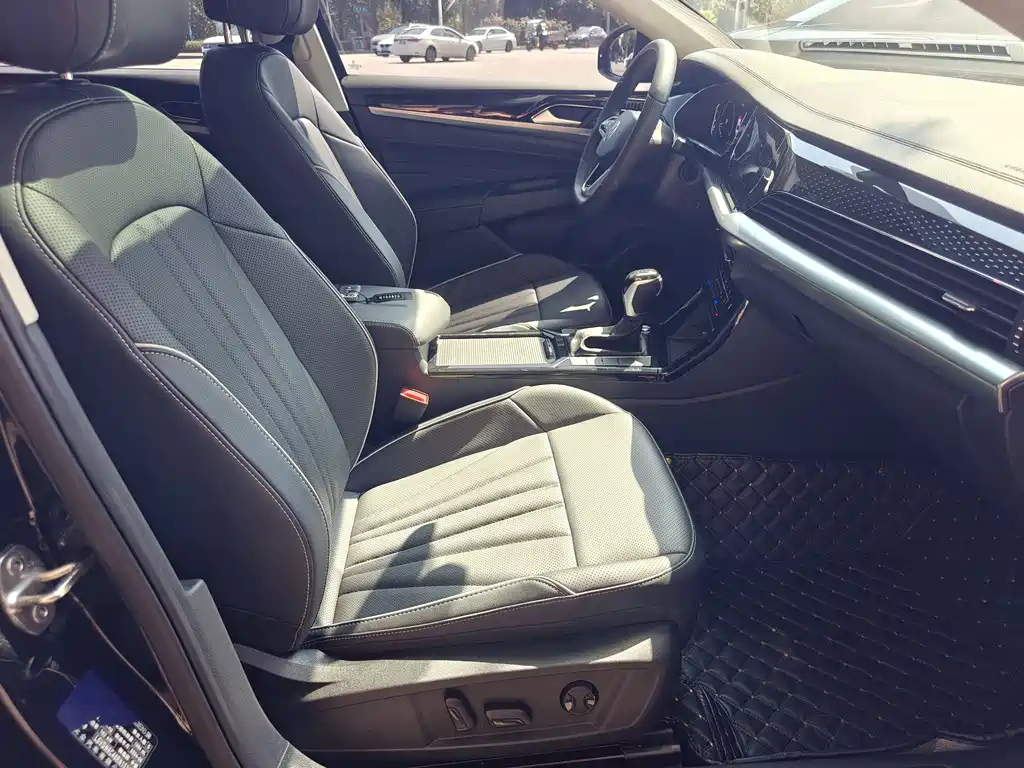 VOLKSWAGEN PASSAT 2024