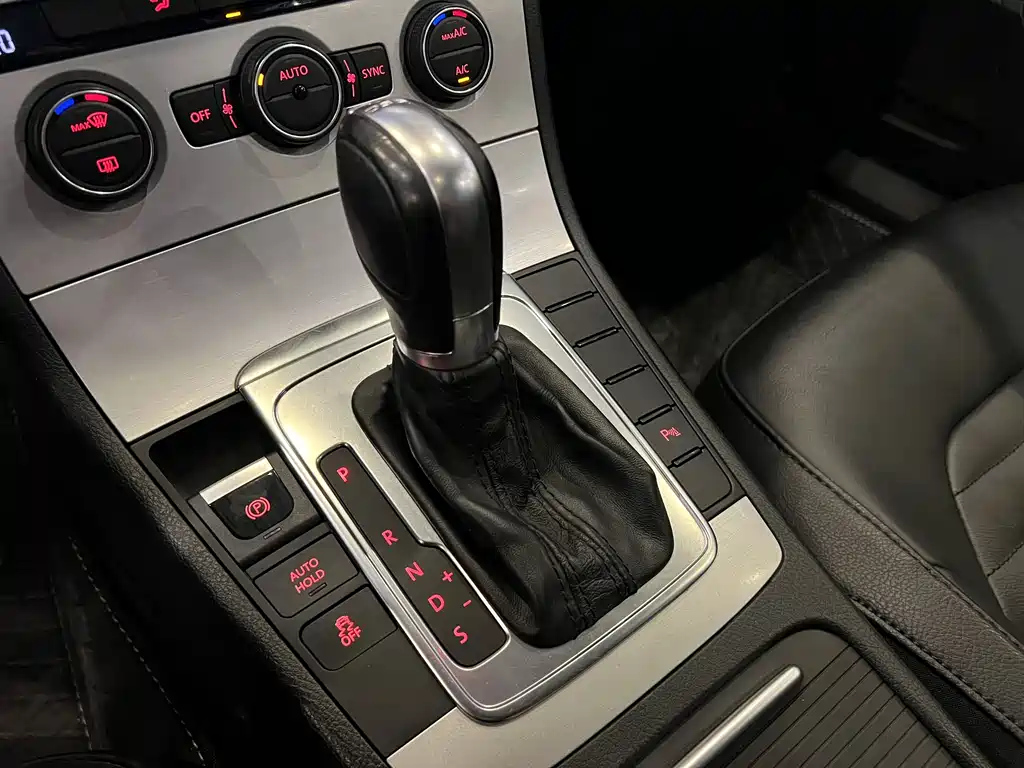 VOLKSWAGEN MAGOTAN 2015