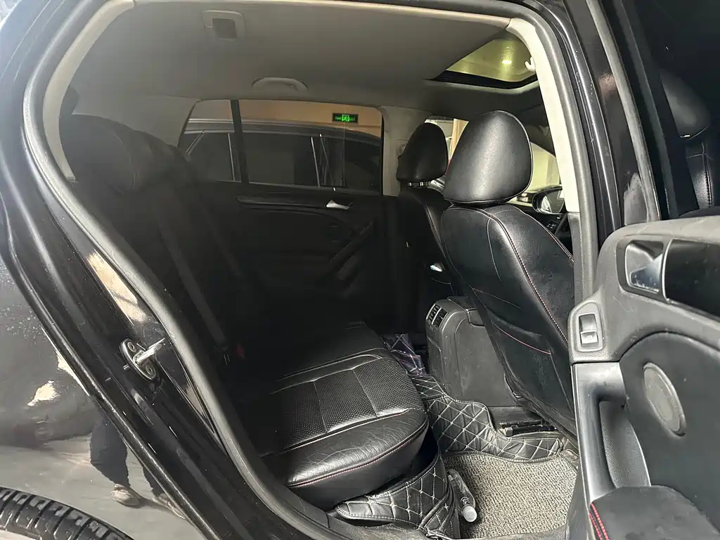 VOLKSWAGEN GOLF 2010