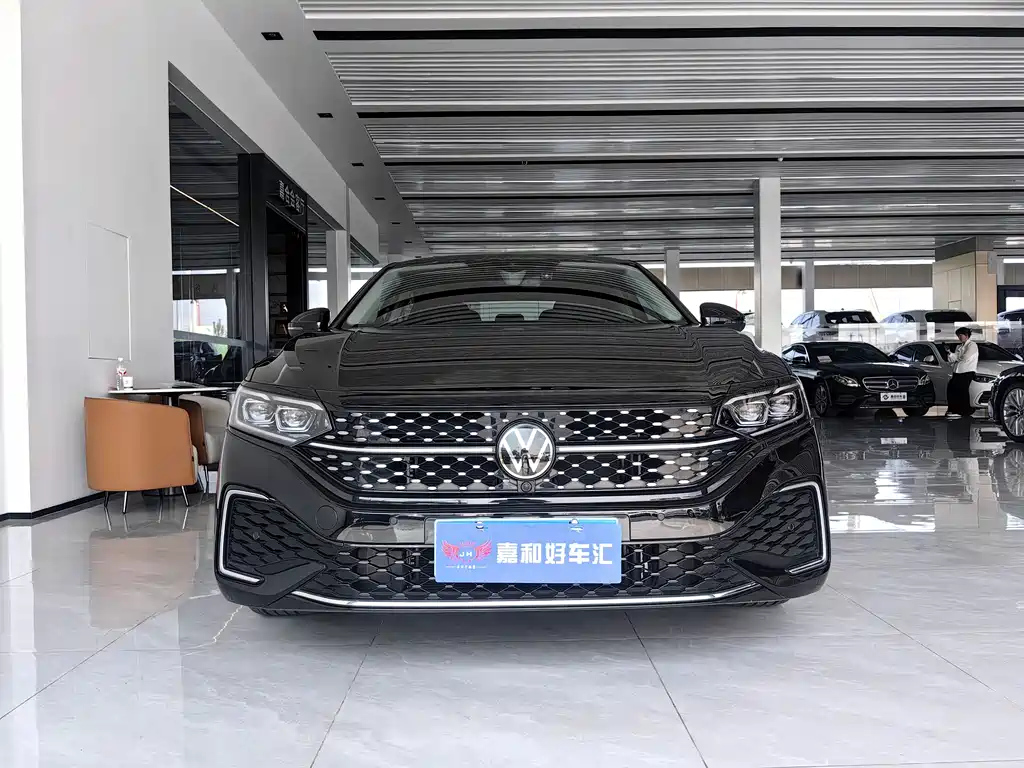VOLKSWAGEN PASSAT 2024