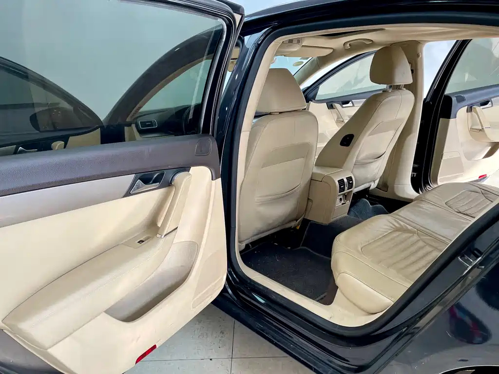 VOLKSWAGEN MAGOTAN 2012