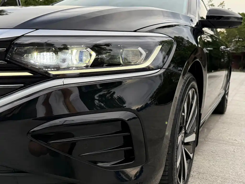 VOLKSWAGEN PASSAT 2024