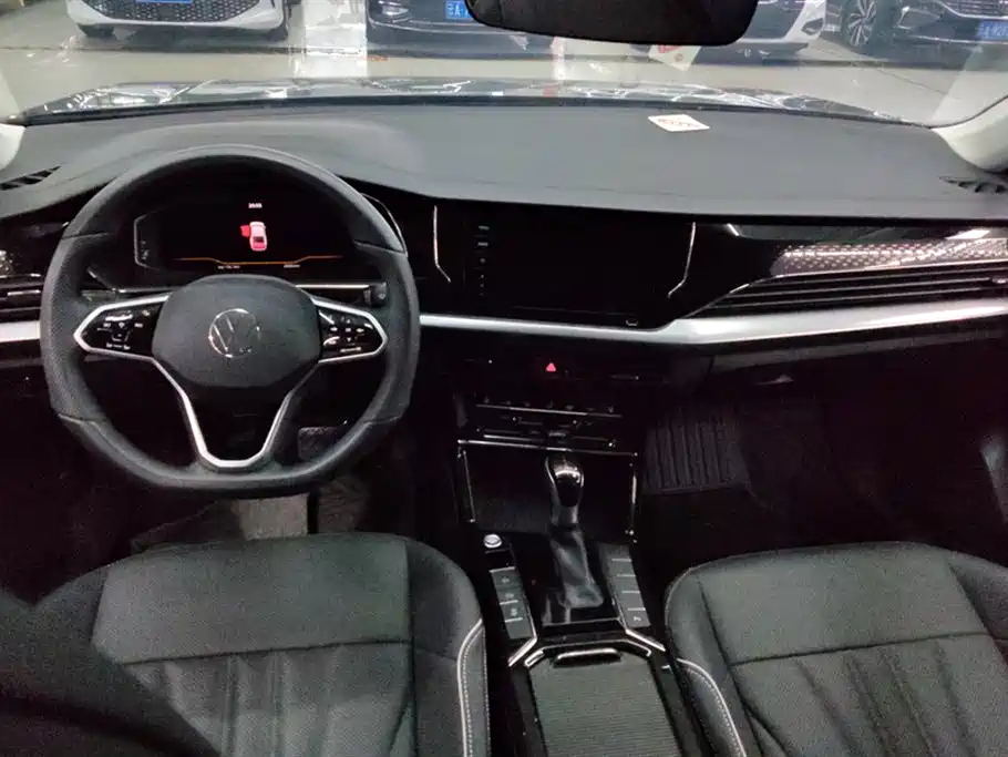 VOLKSWAGEN PASSAT 2024