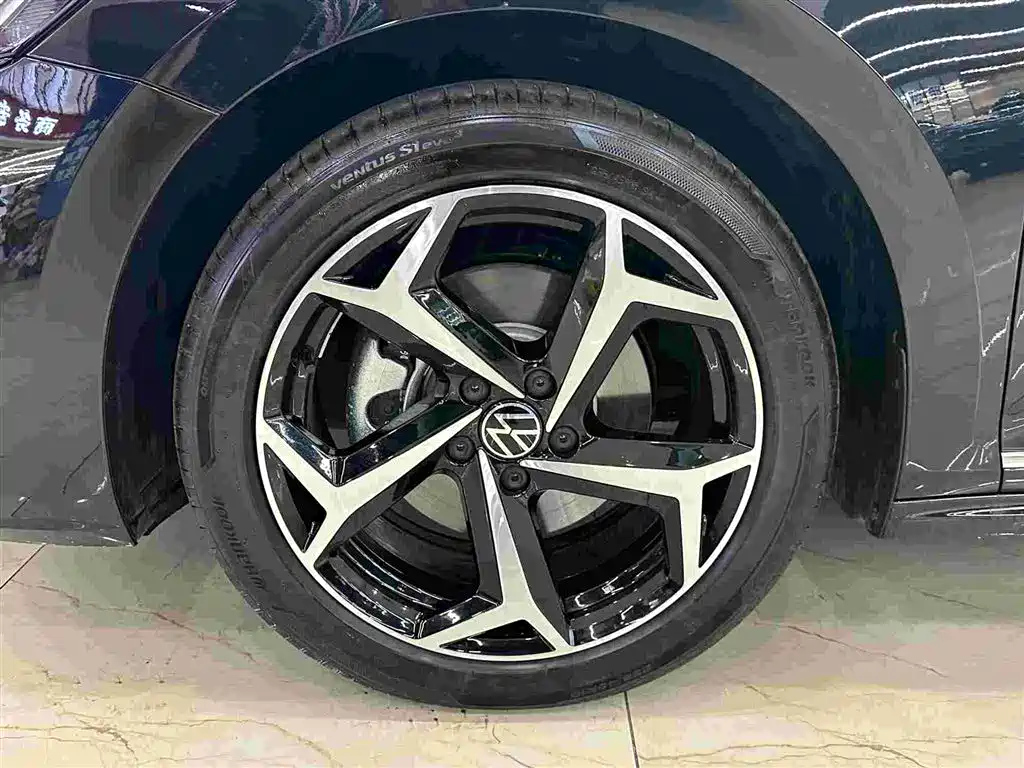 VOLKSWAGEN PASSAT 2024