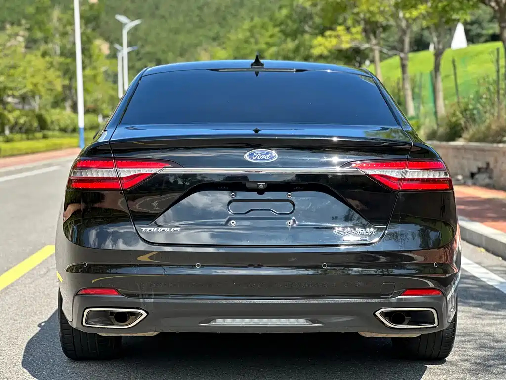 FORD TAURUS 2019