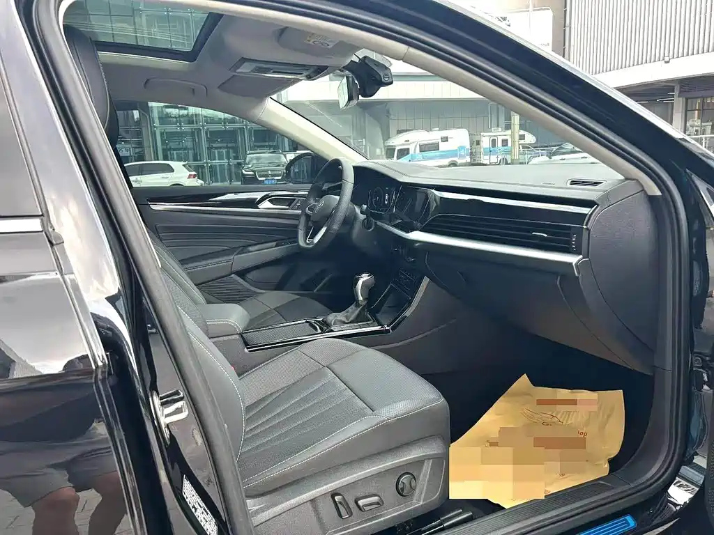 VOLKSWAGEN PASSAT 2024