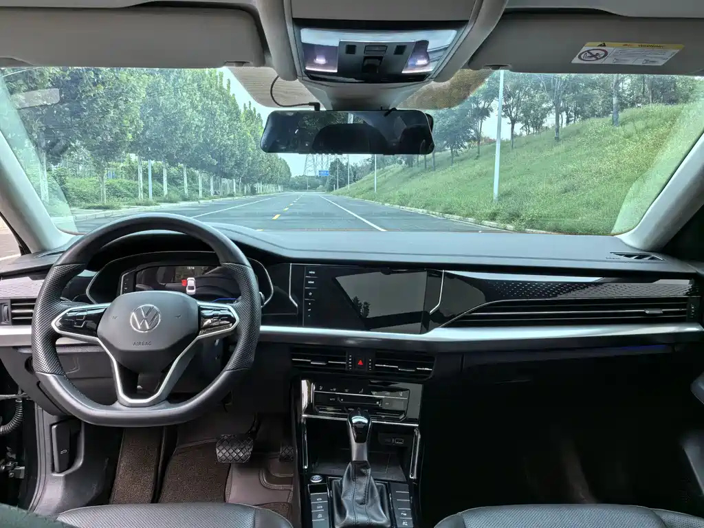 VOLKSWAGEN PASSAT 2023